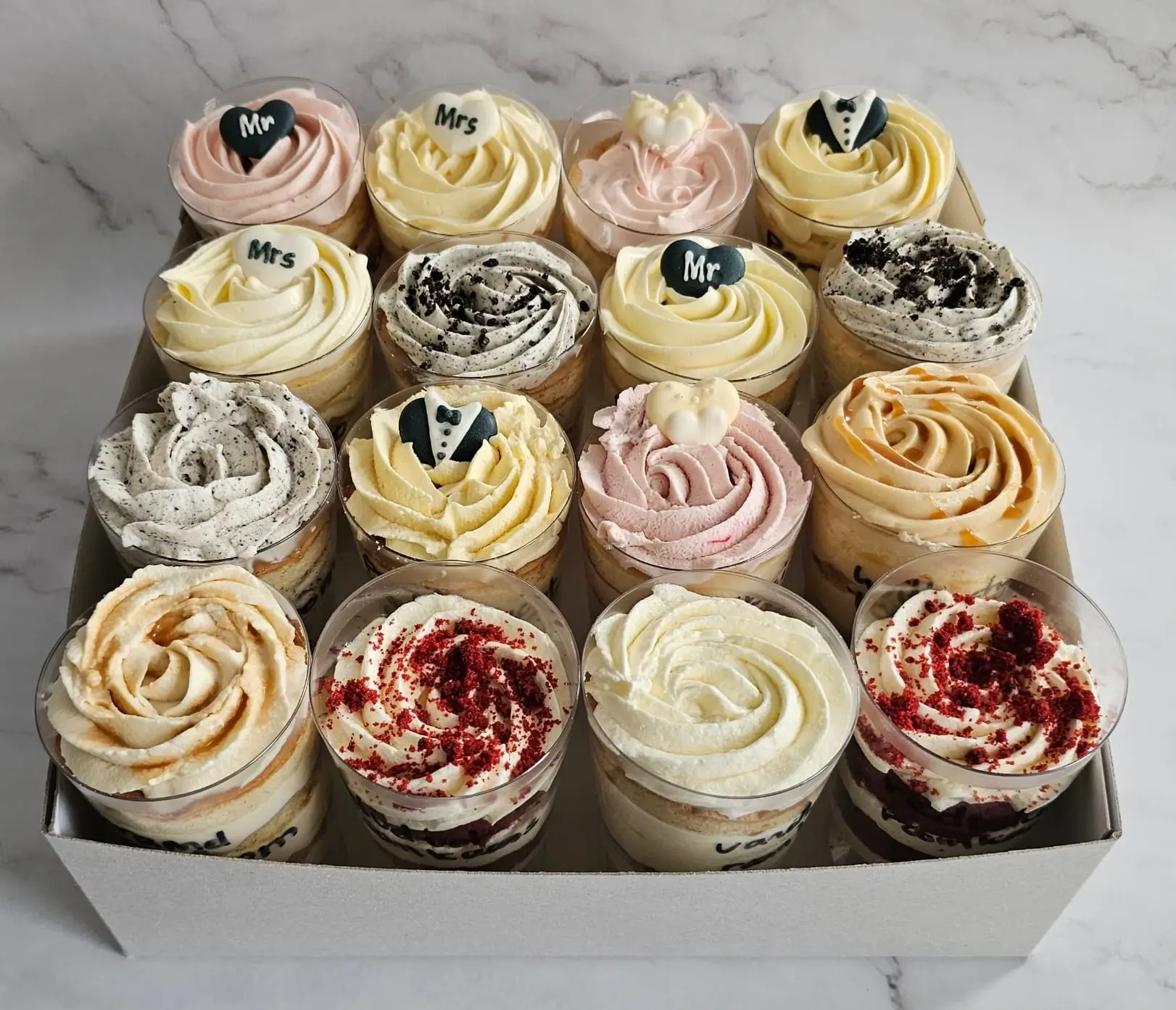 Plastiek cups met cake vulling en creme